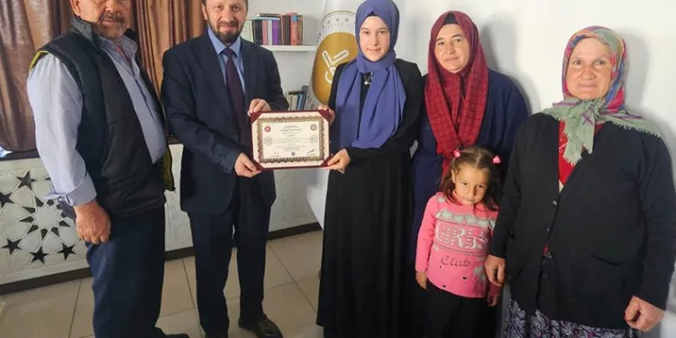 Simav’da 3 kız öğrenci hafız oldu