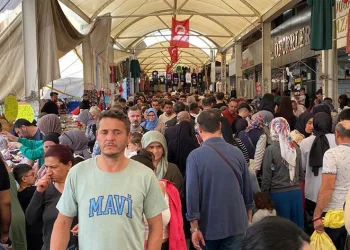 Çarşı ve sokaklarda bayram yoğunluğu