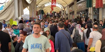 Çarşı ve sokaklarda bayram yoğunluğu