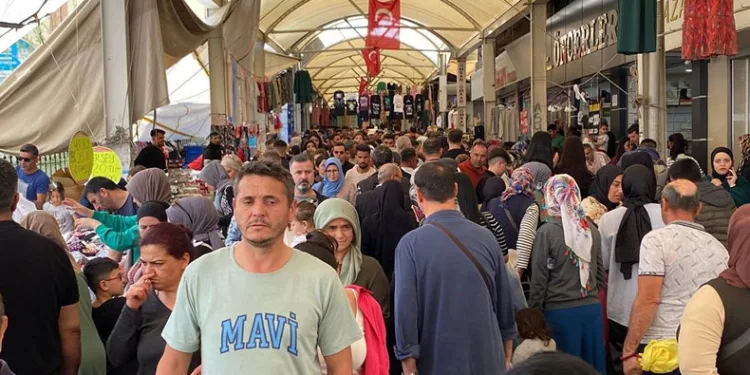 Çarşı ve sokaklarda bayram yoğunluğu