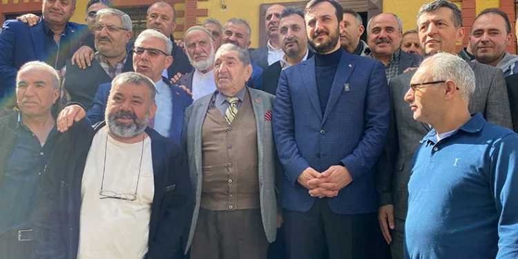 40 yıllık muhtarlığı törenle devretti