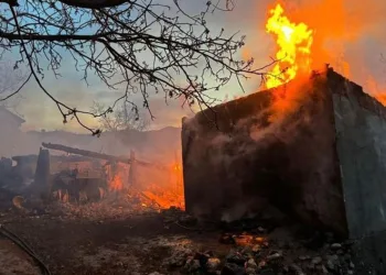 Alevlere teslim olan ev küle döndü