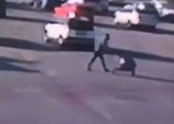Bursa’da hırsız yardım isteyen vatandaşın eşyalarını taşıdı