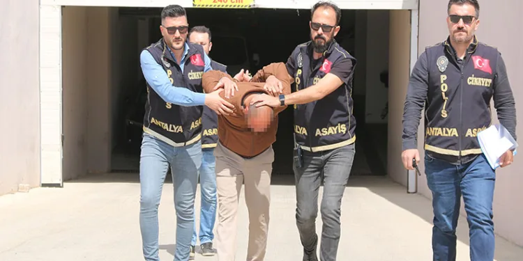 Dedikodu yaptığını iddia ettiği akrabasını öldürdü