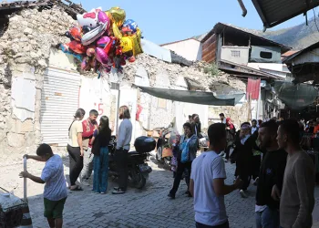 Enkaz çarşısında umut veren bayram alışverişi
