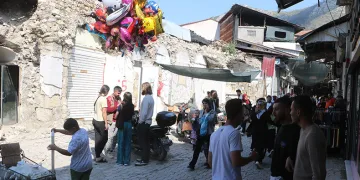 Enkaz çarşısında umut veren bayram alışverişi