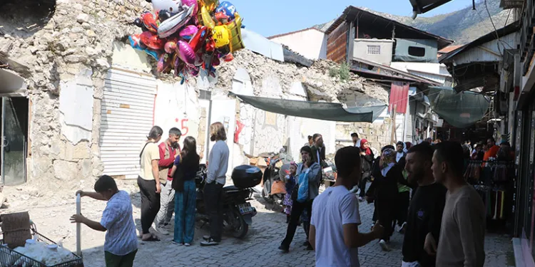 Enkaz çarşısında umut veren bayram alışverişi