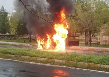 Mezarlığa giden ailenin otomobili alevlere teslim oldu