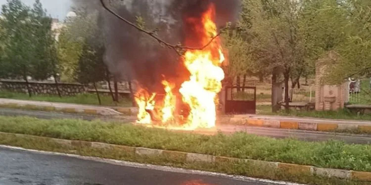 Mezarlığa giden ailenin otomobili alevlere teslim oldu