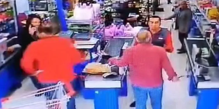 Çorabından çıkardığı bıçakla market çalışanının üzerine yürüdü