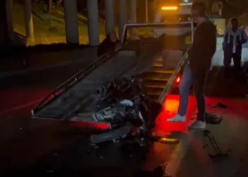 Bursa’da motosiklet sürücüsü, ekskavatöre çarpıp ağır yaralandı