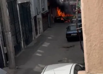 Bursa’da otomobil sokak ortasında alevlere teslim oldu
