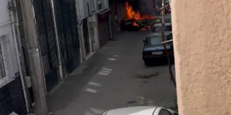 Bursa’da otomobil sokak ortasında alevlere teslim oldu