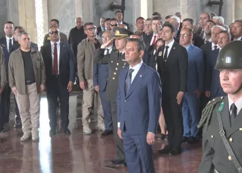Özgür Özel, Anıtkabir’i ziyaret etti