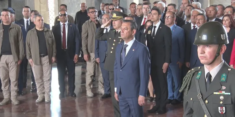 Özgür Özel, Anıtkabir’i ziyaret etti