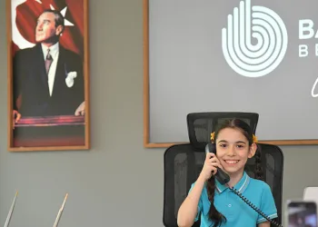 Başkan Özlü koltuğunu minik Semiha’ya devretti