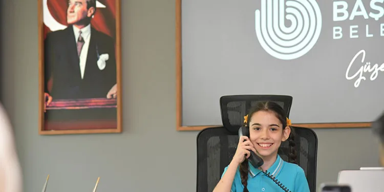 Başkan Özlü koltuğunu minik Semiha’ya devretti