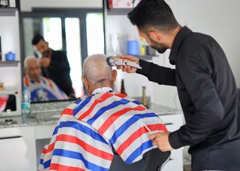Aksaray’da emekliler ücretsiz tıraş ediliyor