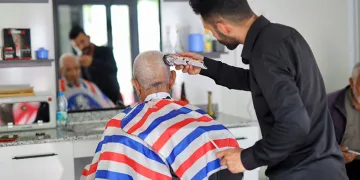 Aksaray’da emekliler ücretsiz tıraş ediliyor