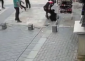 Bıçaklı saldırgan polisin tek hamlesiyle etkisiz hale getirildi