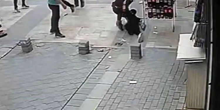 Bıçaklı saldırgan polisin tek hamlesiyle etkisiz hale getirildi