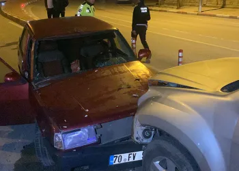 Kamyonet ile otomobil kafa kafaya çarpıştı