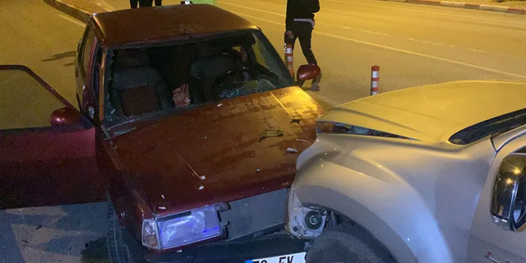 Kamyonet ile otomobil kafa kafaya çarpıştı