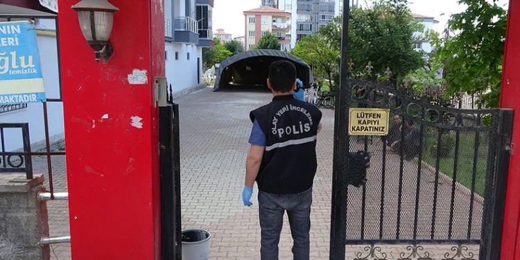 Yalnız yaşayan yaşlı adam evinde ölü bulundu