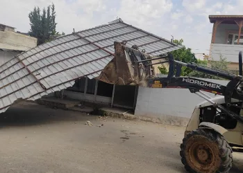 Gaziantep’te etkili olan rüzgar bir evin çatısını uçurdu