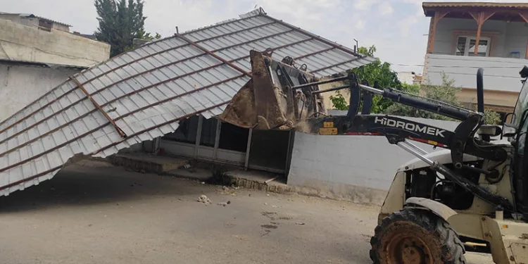 Gaziantep’te etkili olan rüzgar bir evin çatısını uçurdu