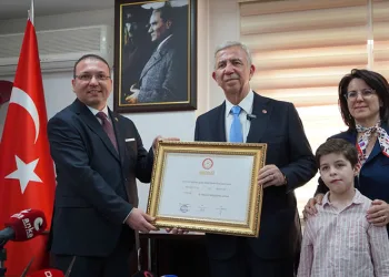 Mansur Yavaş mazbatasını aldı