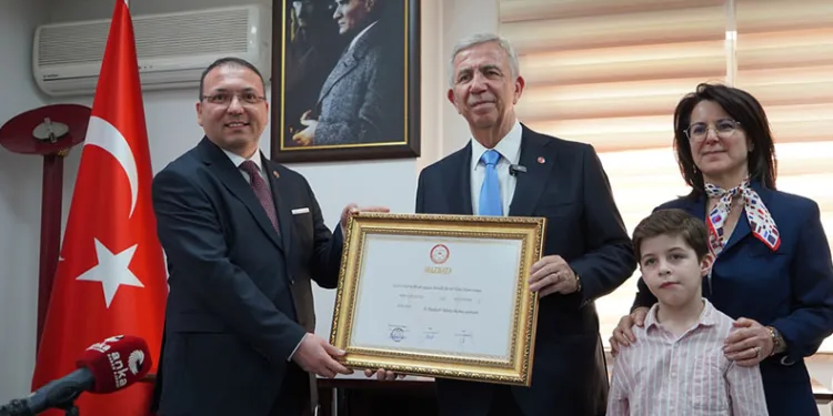 Mansur Yavaş mazbatasını aldı