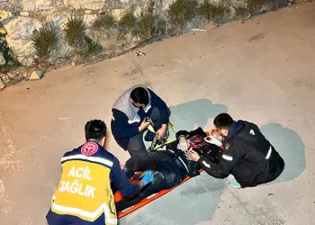 Virajı alamayan motosikletli dereye uçarak yaralandı