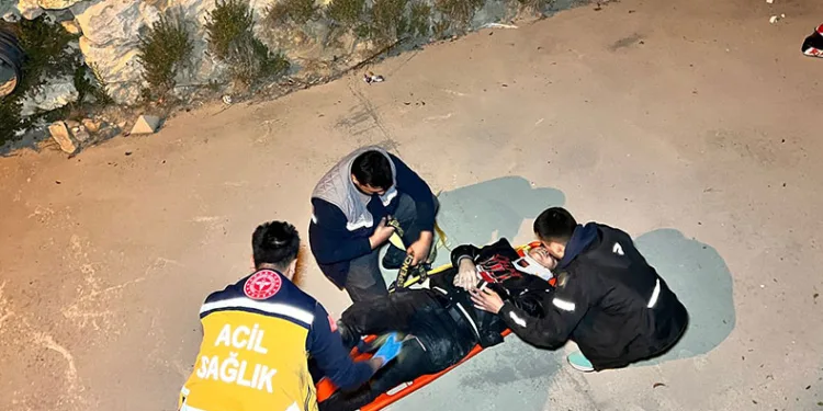 Virajı alamayan motosikletli dereye uçarak yaralandı