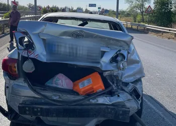 Bariyerlere çarpan otomobilin sürücüsü yaralandı