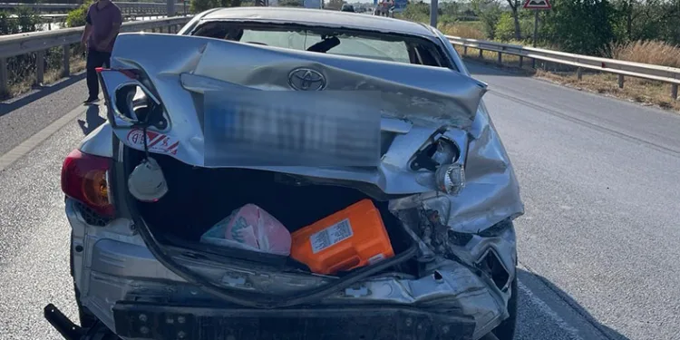 Bariyerlere çarpan otomobilin sürücüsü yaralandı
