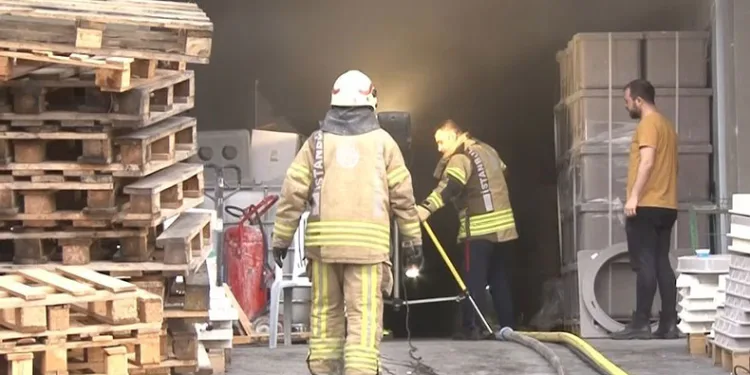 Beylikdüzü’nde fabrikada korkutan yangın