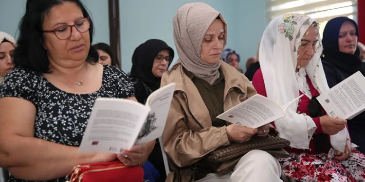 Kadınlar, yazar Fatma Burçak’la kitabını konuştu