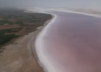 Tuz Gölü pembeleşmeye başladı, turistler akın etti