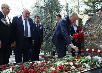 Erdoğan, Türkeş’in kabrini ziyaret etti