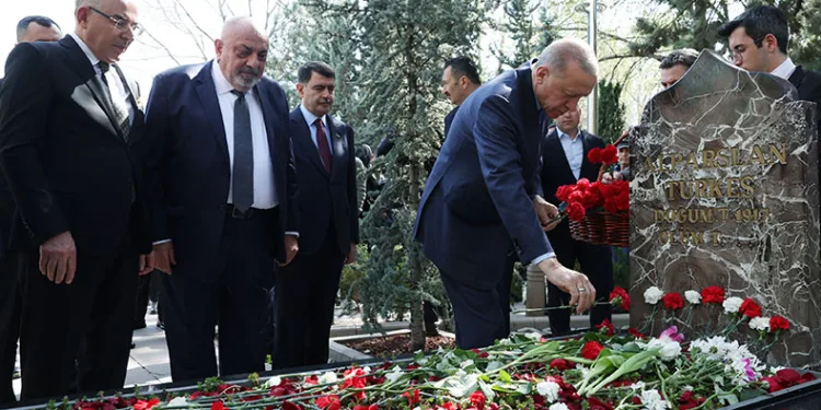 Erdoğan, Türkeş’in kabrini ziyaret etti