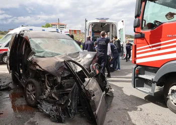 Hafif ticari araç, temizlik kamyonuna çarptı