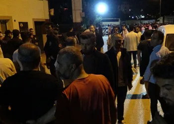 Polislere destek için polis merkezine akın ettiler