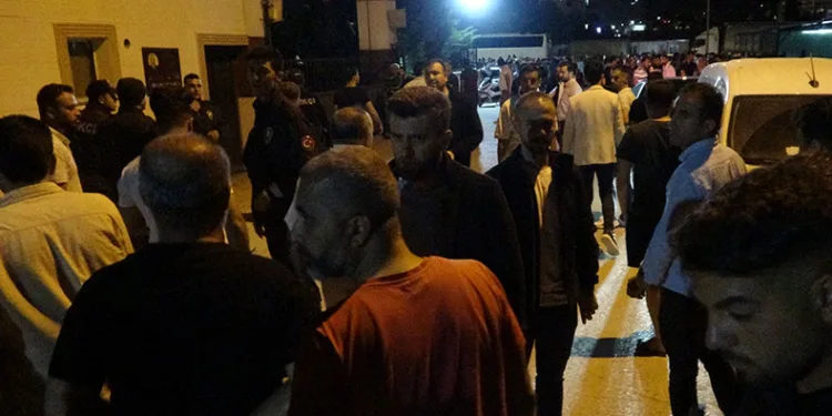 Polislere destek için polis merkezine akın ettiler