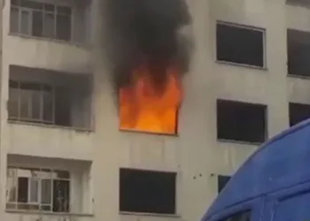 Ağır hasarlı binada çıkan yangın korkuttu