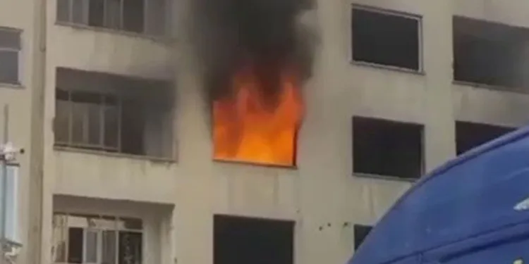 Ağır hasarlı binada çıkan yangın korkuttu