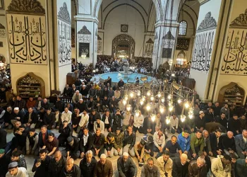 Bursa’da binlerce vatandaş camilere akın etti