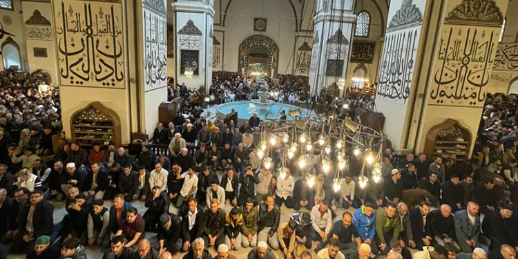 Bursa’da binlerce vatandaş camilere akın etti