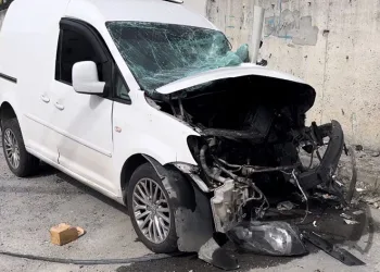 Kazada aracın motoru yola fırladı