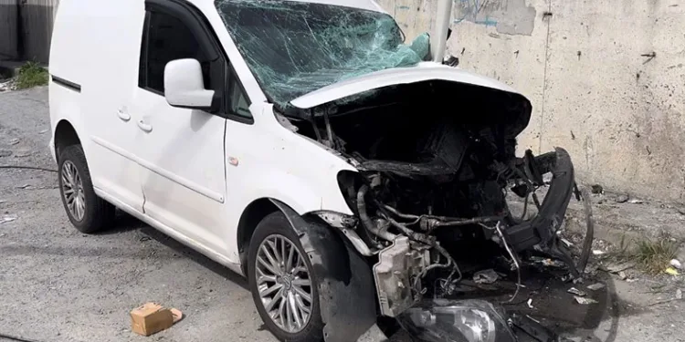 Kazada aracın motoru yola fırladı